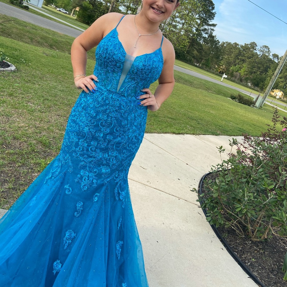 I’m selling an ocean blue mermaid prom dress,size8